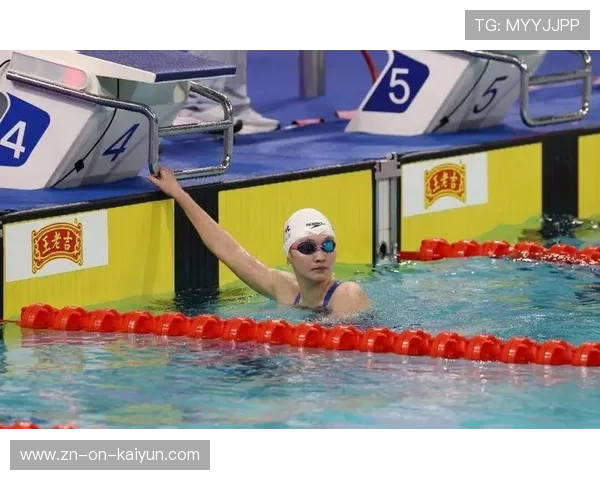 李冰洁400米自由泳首胜莱德茨基，赛后泪洒现场称“战胜榜样是多年挂念”。